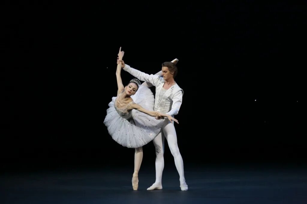 возраст балерин. балетная выворотность анатомия. экзерсис плие. аттитюд круазе. возраст балерин.