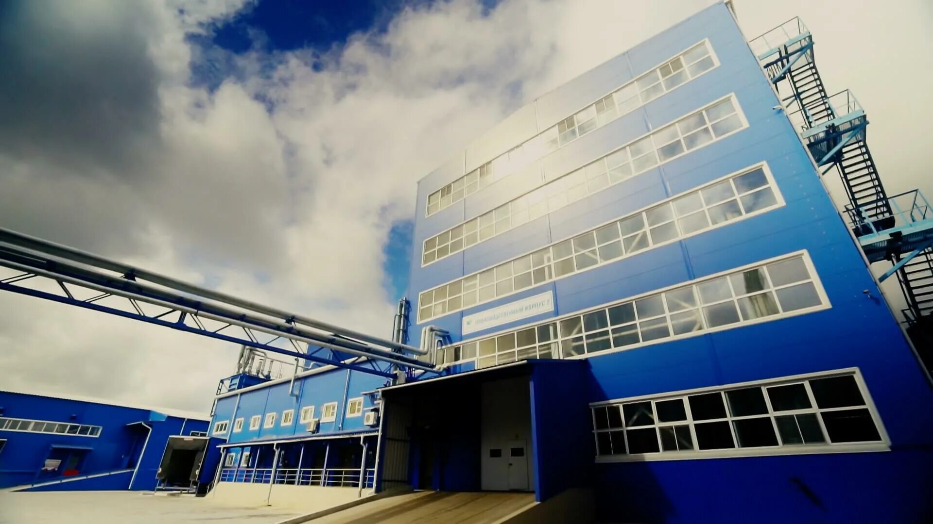 Новая сибирская компания. De heus лакинск. компания коудайс мкорма. industrial complex. коудайс мкорма логотип.