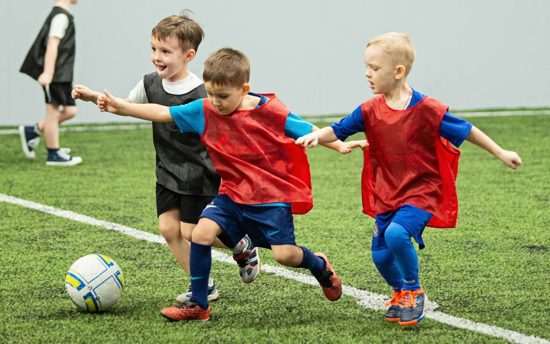 Football school. Детский футбол. Детский футбольный клуб. Футбол дети 3 года. Футбол для детей от 3 лет.