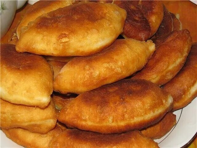 Пирожки домашние жареные. Пирожки жареные на сковороде. Пироги жареные на сковороде. Пирожки жареные на сковороде дрожжевые