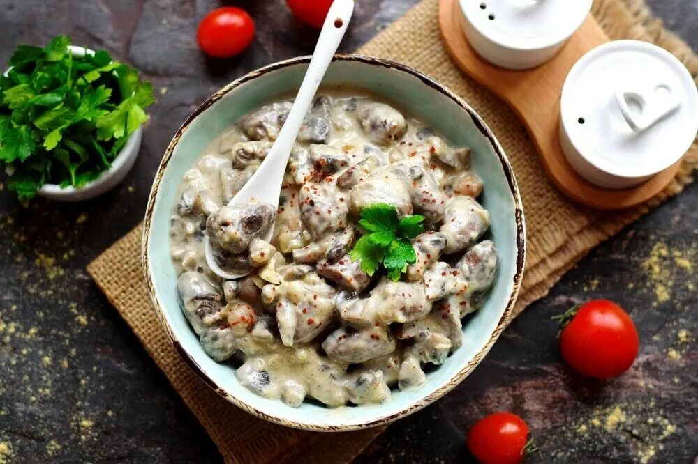 Как вкусно и быстро приготовить куриные сердечки. Куриные сердечки. блюда из куриных сердечек. блюда с шампиньонами. курочка в сметанном соусе.