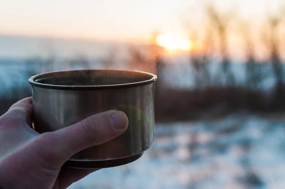 Чай и зимний закат. Рыбак с горячим чаем зимой. Одиноко и хочется чаю. Текст на открытом воздухе чай со свежим