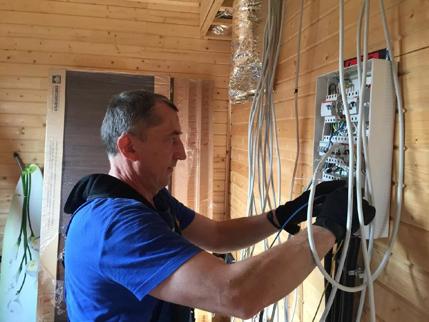 услуги электрика в частном доме. электричество в коттедже. электрика в частном доме. электрика монтаж. электрика в частном доме.