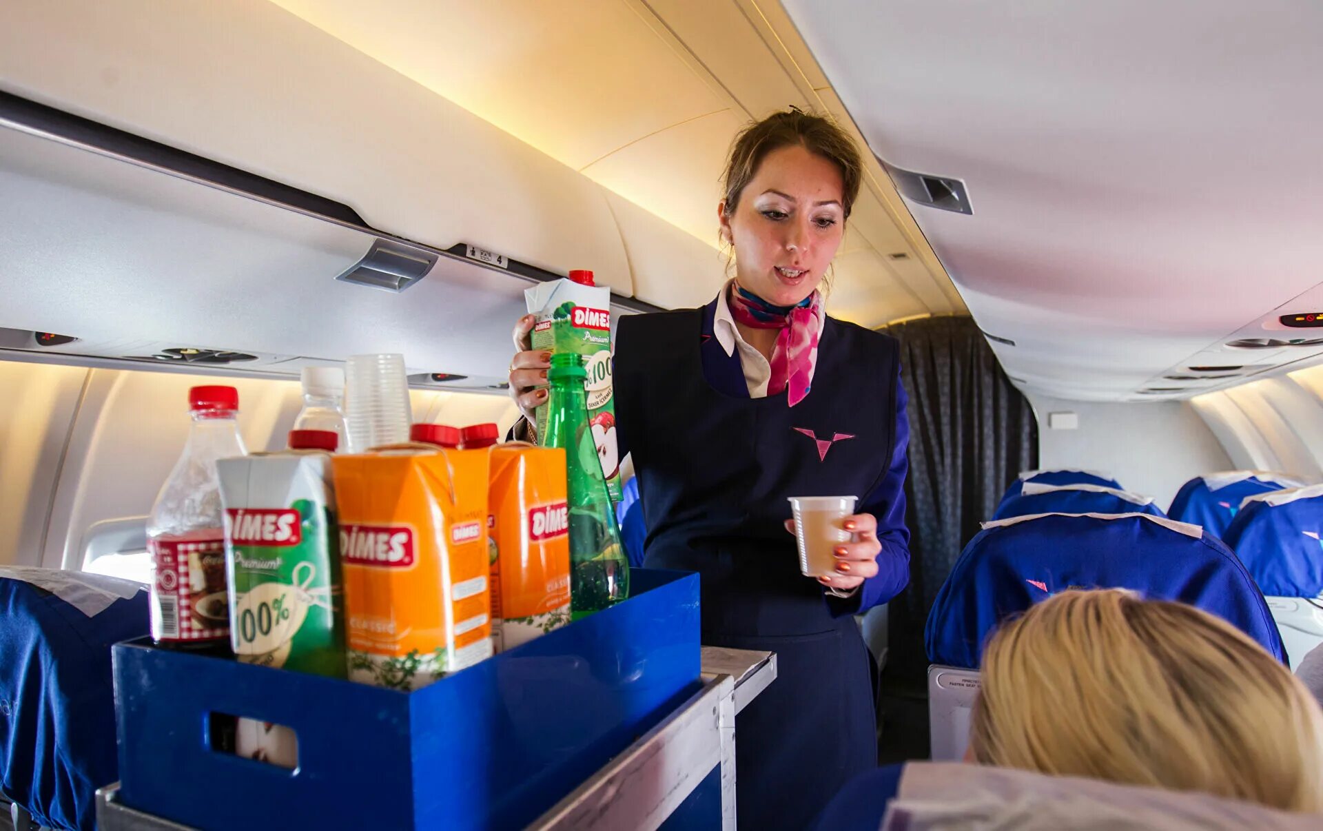 Стюардесса на борту. Питание в полете. Еда на борту самолета. Завтрак в самолете. Питание в полете.
