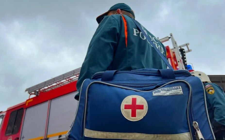 Женщина фельдшер. Фельдшер. Врач мчс россии. Скорая и неотложная помощь. Реанимационная бригада смп.