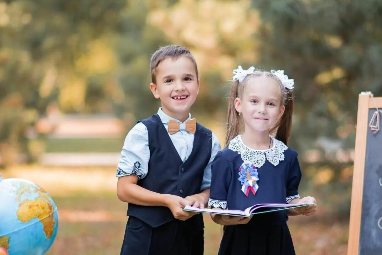 Первоклассница. Дарья рощеня. Школа первоклассника. Школа первоклассника. Дети на линейке 1 сентября.