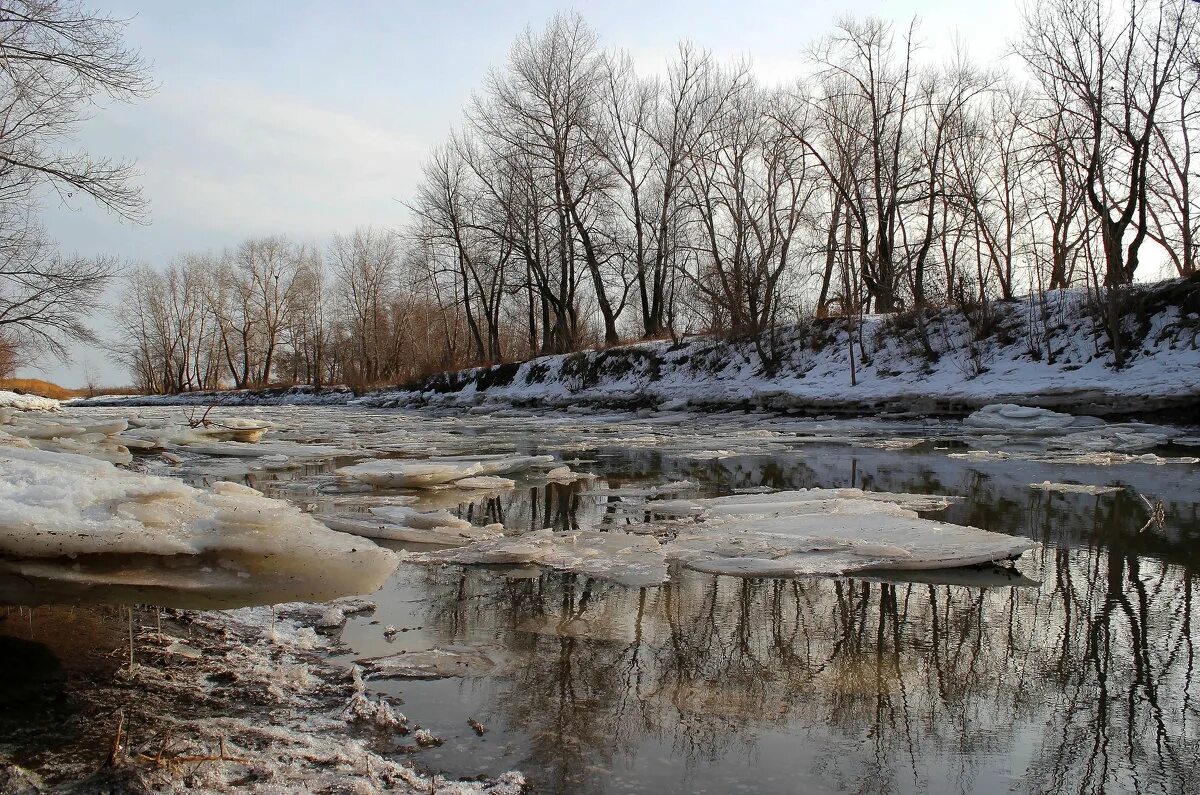 Лед на реке весной. Тающий лед на реке. Тает лед на реке. Таяние льда на водоемах