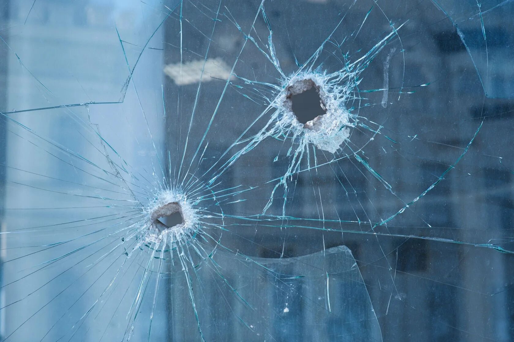 След стекло. Выстрел в стекло. Пуля разбивает стекло. След от пули на стекле. Следы выстрела на стекле.