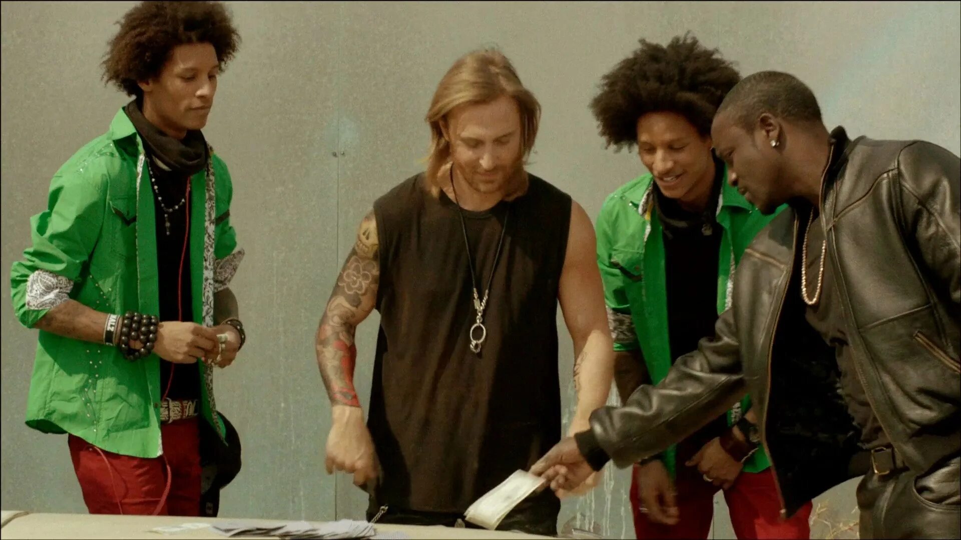 Natalie mejia play hard david guetta. Дэвид гетта в москве park live. Дэвид гетта play hard. David guetta play hard ft ne-yo akon. David guetta hard.