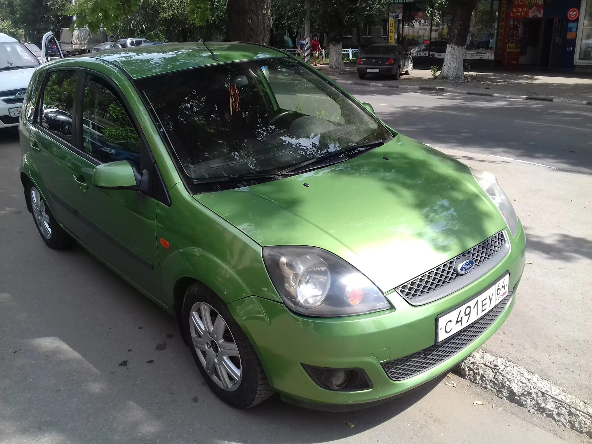 Купить машину 2007. Green Hatchback Ford Fiesta 2006 mk5. Форд Фиеста хэтчбек зеленый. Автомобили 2007 года. Машины обычные 2007.