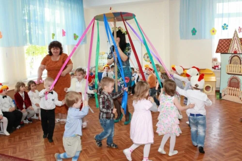 Праздник Веснянка в детском саду. Праздник гуляние Веснянка для подготовишек. Персонажи на весенние утренники в детском саду. Утренник весенний в первой младшей.