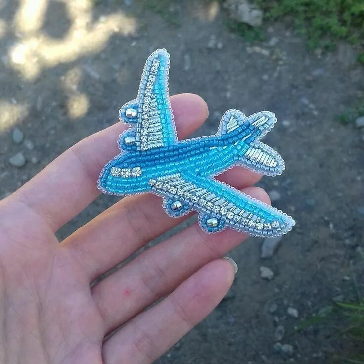 Брошь самолетик из бисера. Брошь самолетик из бисера. Брошь вышивка самолет. Брошки для мальчиков. Брелок самолет из бисера.