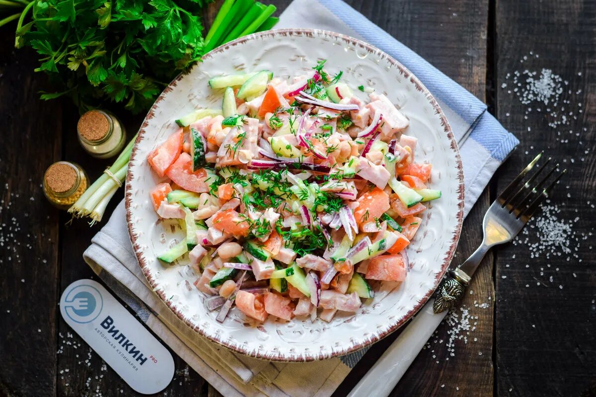 Салат с фасолью консервированной и ветчиной. Салат с красной фасолью и ветчиной. Салат ветчина фасоль кукуруза сухарики. Салат с фасолью и сухариками и ветчиной и помидорами. Рис с фасолью консервированной.