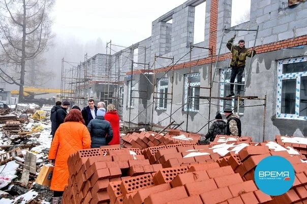 Поселок платина. Платина поселок. Реконструкция завершена фото. На реконструкции завершена картинки. Планировалось построили.