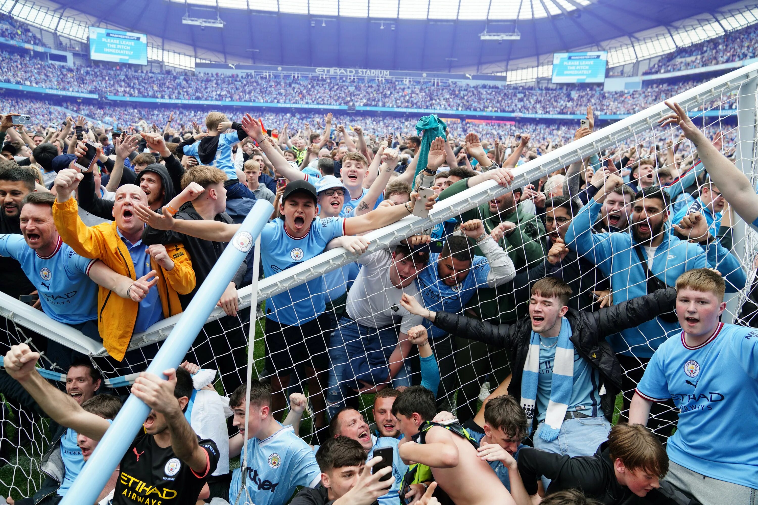 Full fans. Манчестер сити чемпионство 2022. Full fans. Sports fan. Стадион манчестер юнайтед.