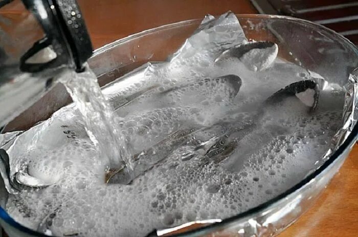 Чистить фольгой и содой. Чистка серебра с помощью фольги. Прокипятить посуду с содой. Расплавленное серебро в воду. Очистка серебра содой и фольгой.