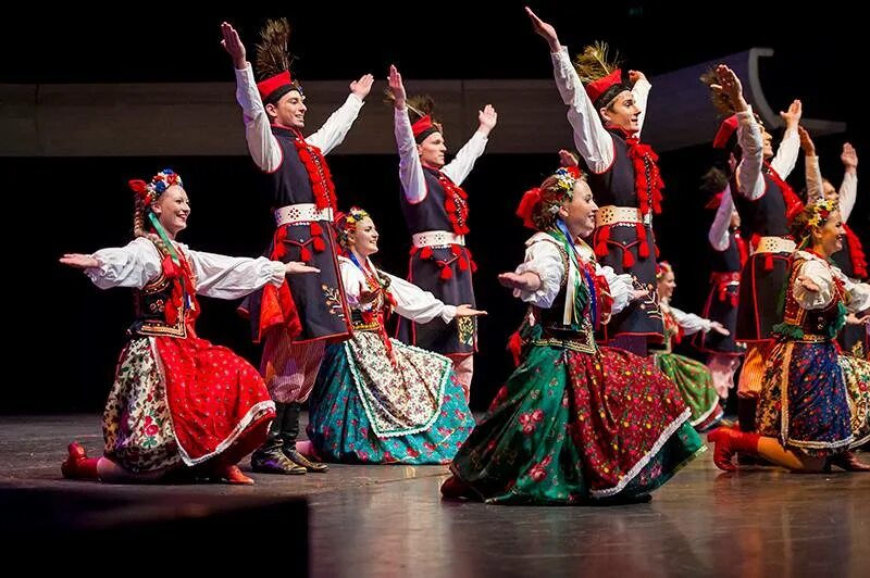 Польский национальный танец название. Краковяк танец. Польский народный костюм краковский. Польский национальный танец мазурка. Краковяк ансамбль моисеева.