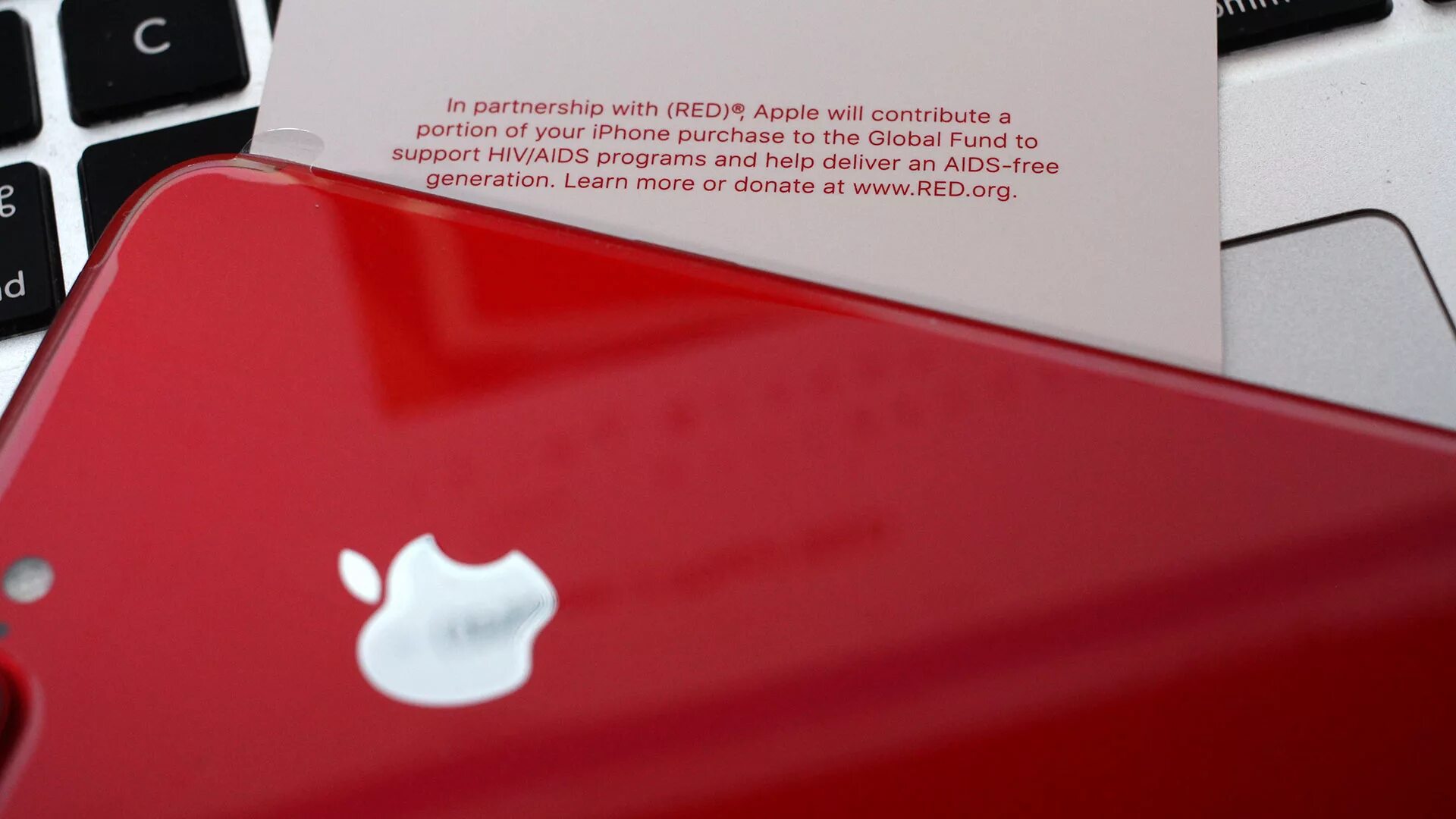 Айфон 6 red. Iphone 7 red. Обои iphone product red. Iphone product red что это значит. Логотип компании красная т.