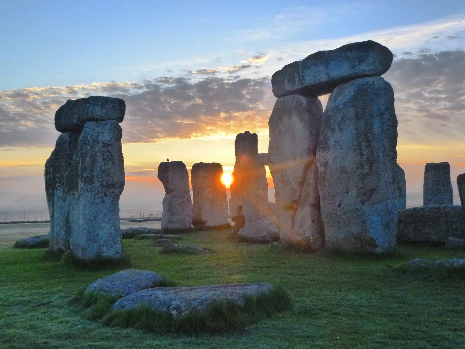 Stonehenge is perhaps the worlds. Стоунхендж. Камни Стоунхенджа. Каменные столбы Стоунхендж. Стоунхендж чудо света.