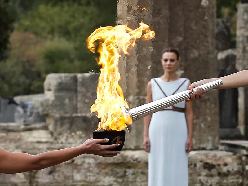 Зажжение олимпийского факела греция. Олимпийские игры в древности огонь. Зажжение олимпийского огня. Боги зажигают или жизнь как мегашоу. Церемония зажжения олимпийского огня в греции.