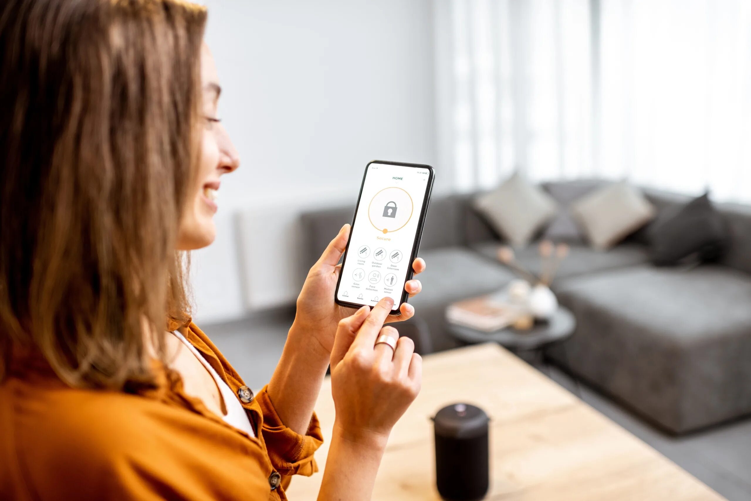 Mobile voice. Женщина со смартфоном. Выбрать смартфон для женщины. Smart Home smartphones. Женщина умный дом.