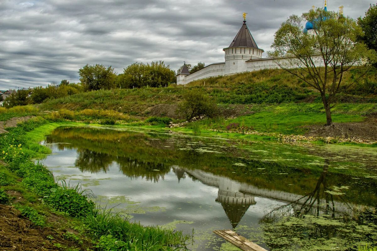 Подмосковный город в честь реки. Река Нара Серпухов. Серпухов монастырь холм. Высоковский монастырь в Серпухове. Мужской монастырь Нара в Серпухове.