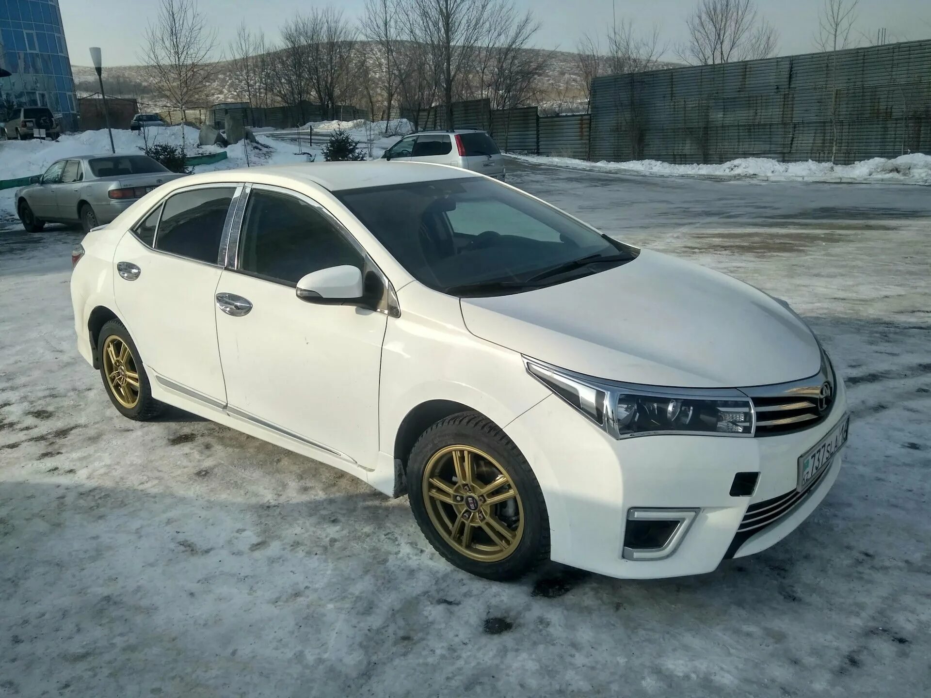 Дром ру королла. Toyota Corolla 2014 диски. Диски Тойота Королла 160. Toyota Corolla 2014 белая. Тойота Королла 2014 на дисках.