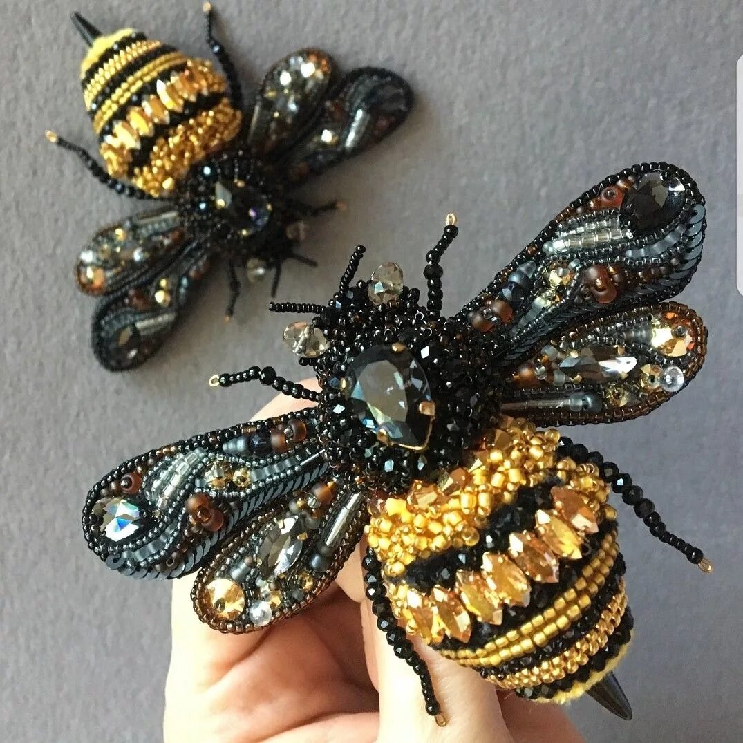 пчела из бисера. пчелка из бисера. брошка пчелка из бисера. пчёлка из бисера объемная. пчела из бисера.