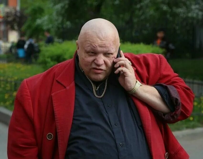 Был маленького роста упитан лыс мастер. Одетый в летнюю серенькую пару. Берлиоз головной убор. Актер маленький толстый лысый. Юморист толстый лысый.