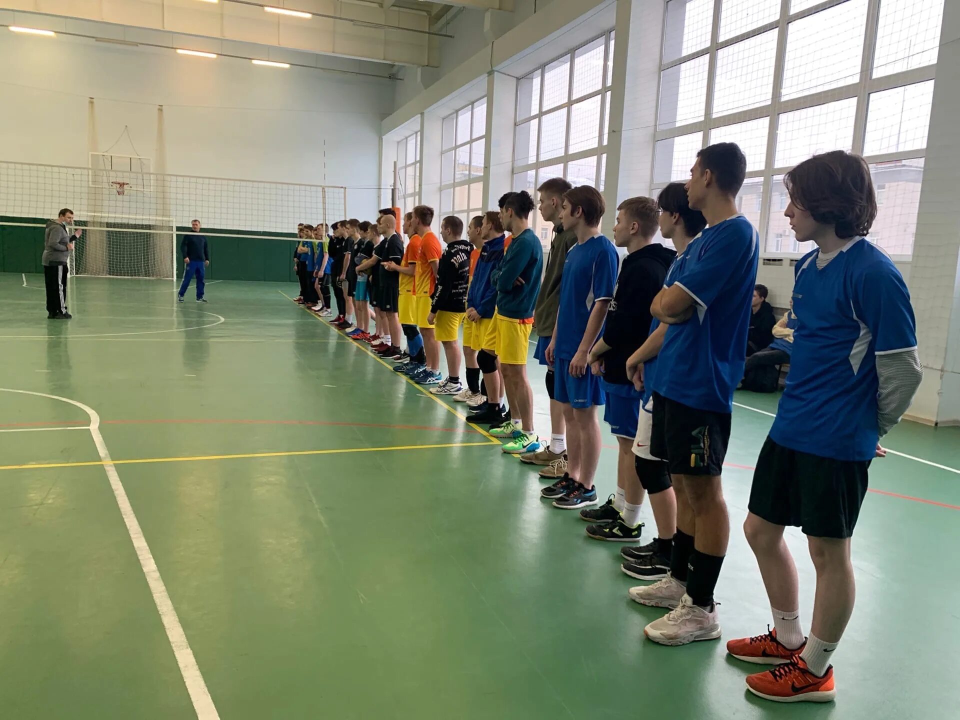 11 школа секции. Волейбол юноши. волейбол подростки. волейбол мальчики. волейбол школа рф.