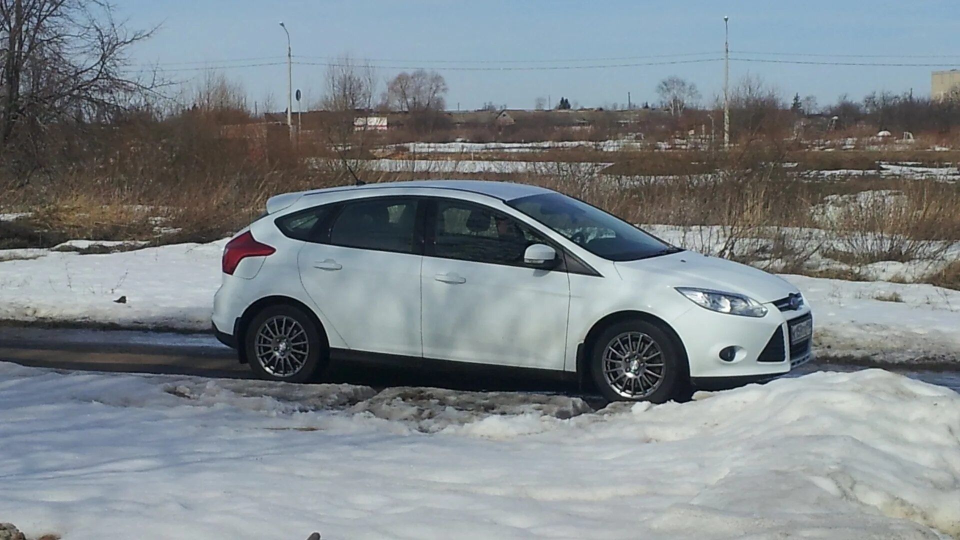 Frozen white. Форд фокус 3 Frozen White. Форд фокус 2012 Frozen White. Frozen White Ford драйв. Ford Focus Frozen White 1 литр.