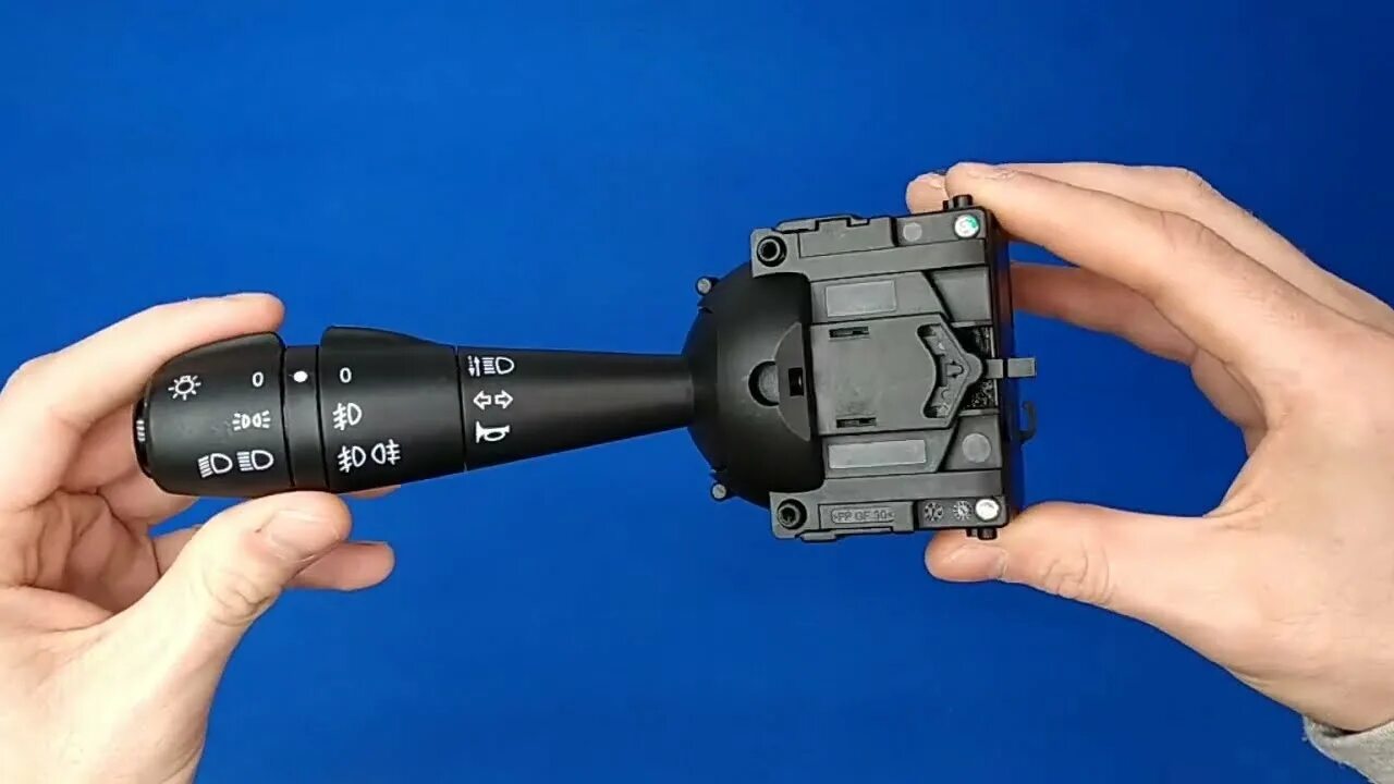 Переключатель света поворотов Renault Logan Dacia Sandero 8201167988 255400337R 