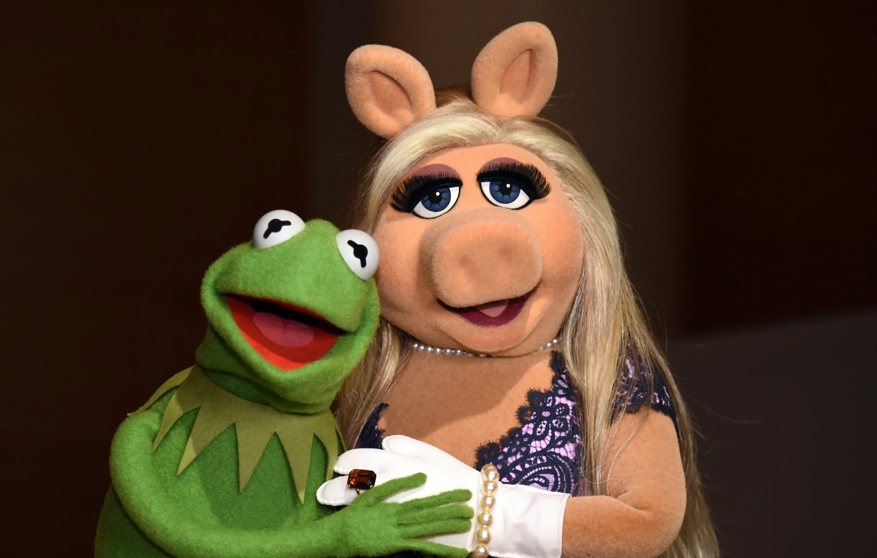 Миссис пигги. Маппет шоу Мисс Пигги. Miss Piggy Мисс Пигги. Мисс Пигги и Лягушонок Кермит. Улица сезам Мисс Пигги.