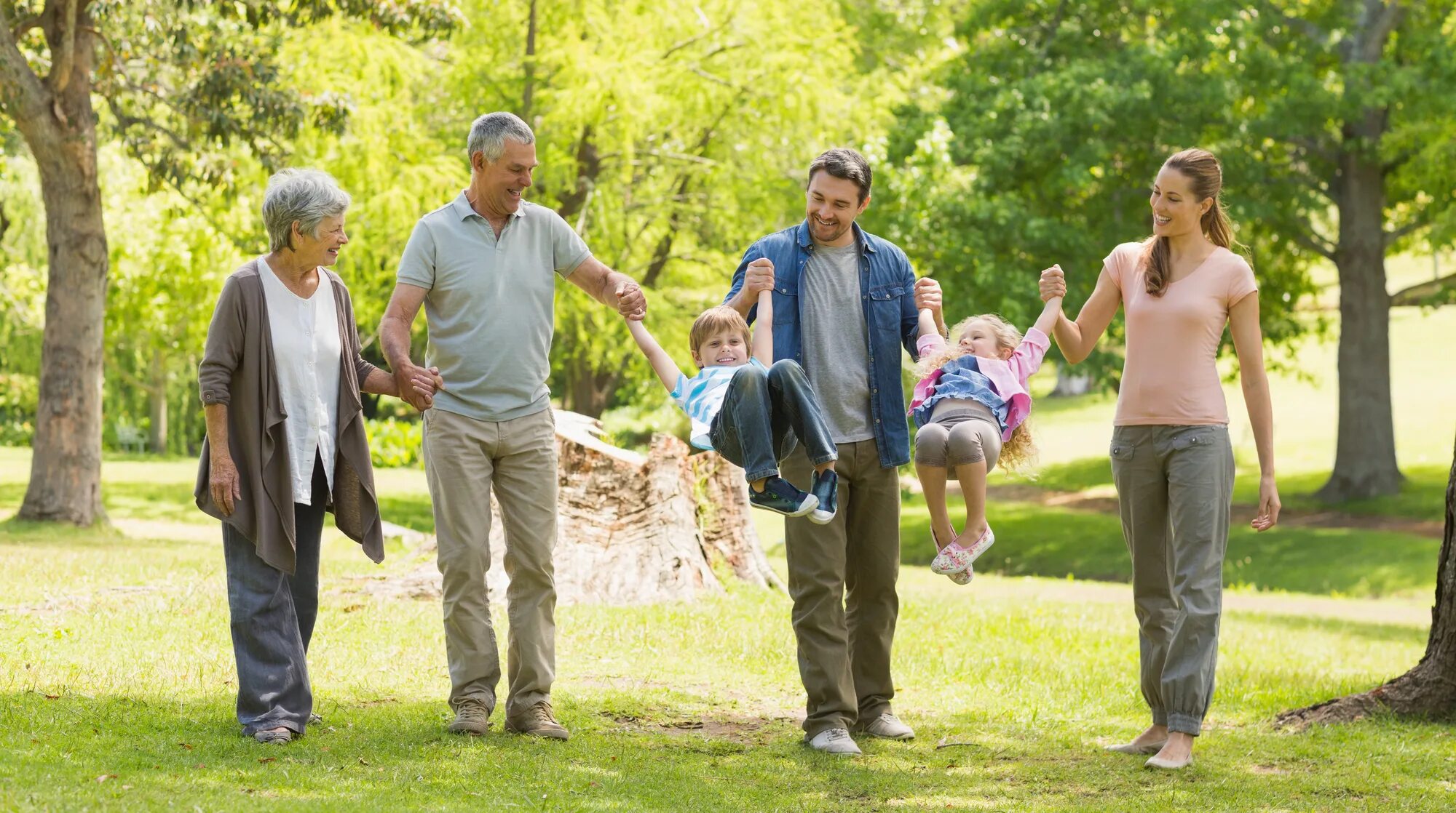 Семья на пикнике 3 человека. Family in the park. Родители и дети на природе. Семья а4. Фэмили аутинг.