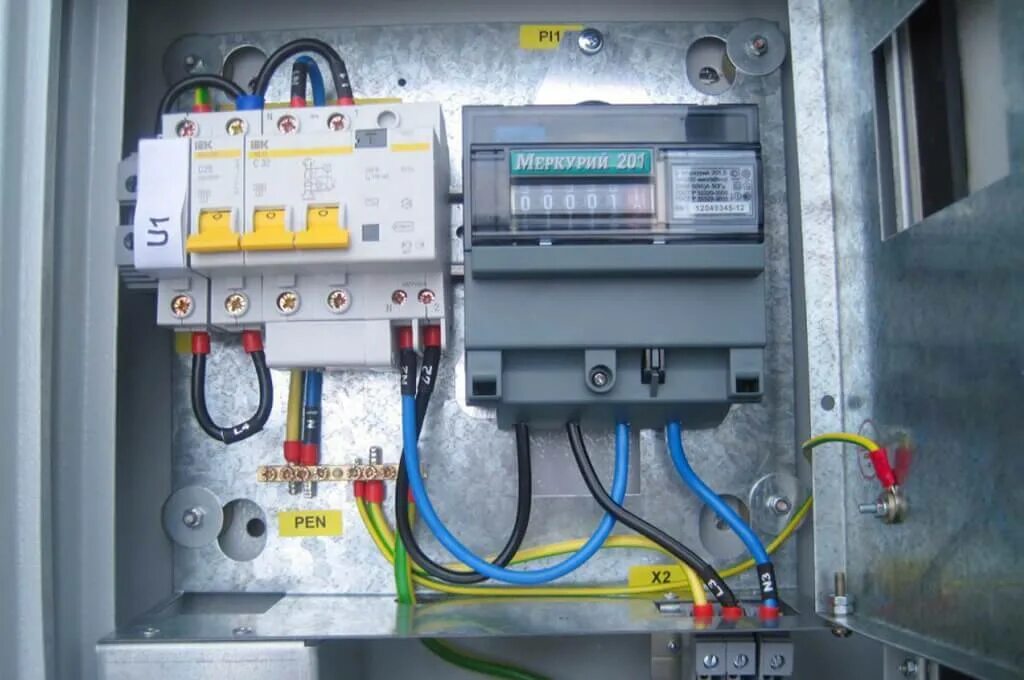 Установка двух счетчиков стоит 3300. Схема подключения эл счетчика однофазного. Счетчик на трубе. Счетчик в квартире. Схема подключения счетчика 220 однофазный.