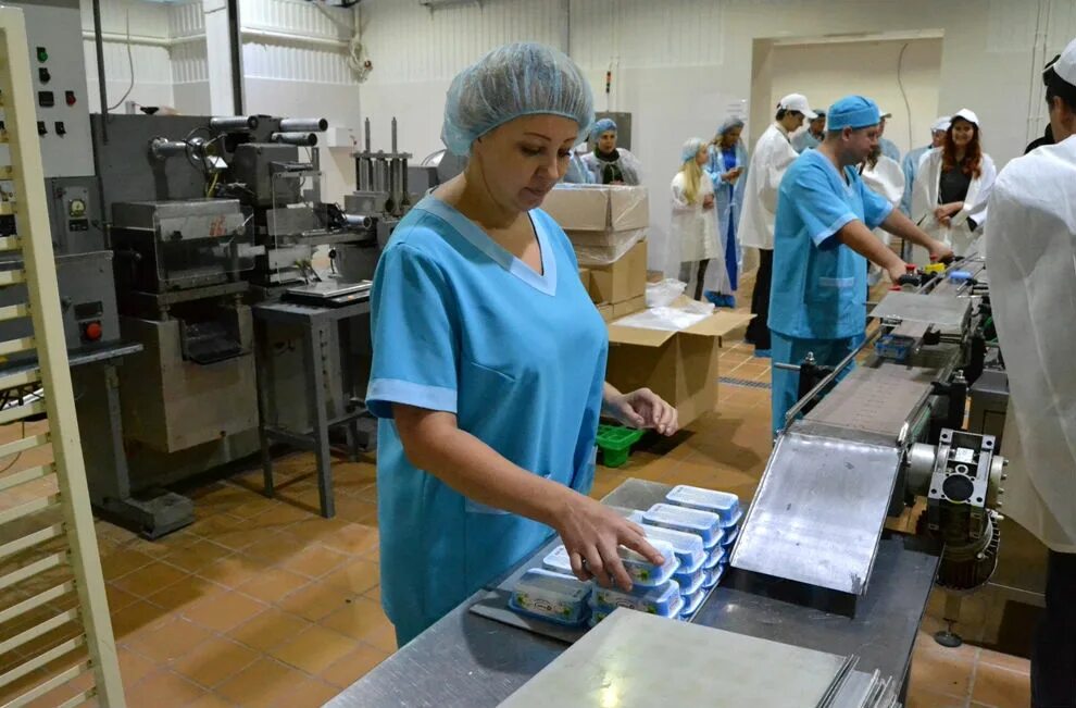Упаковщик косметики. Производство расфасовка. Расфасовка продукции. Производство расфасовка. Изготовитель творога.