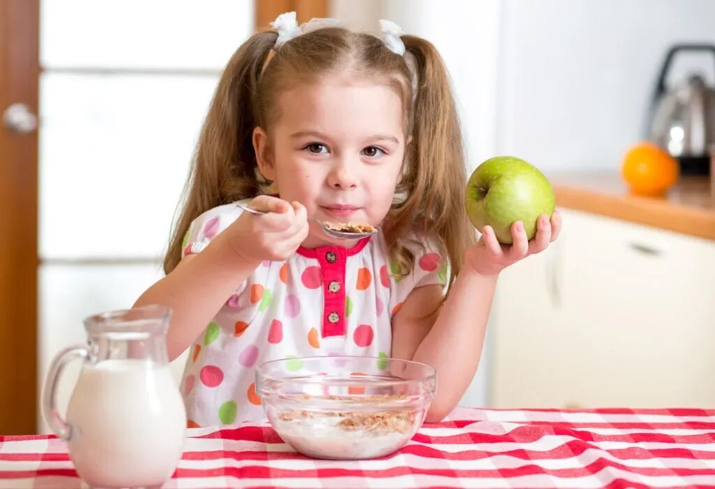 Еда для детей. Питание детей. Девочка кушает. Здоровое питание для детей.