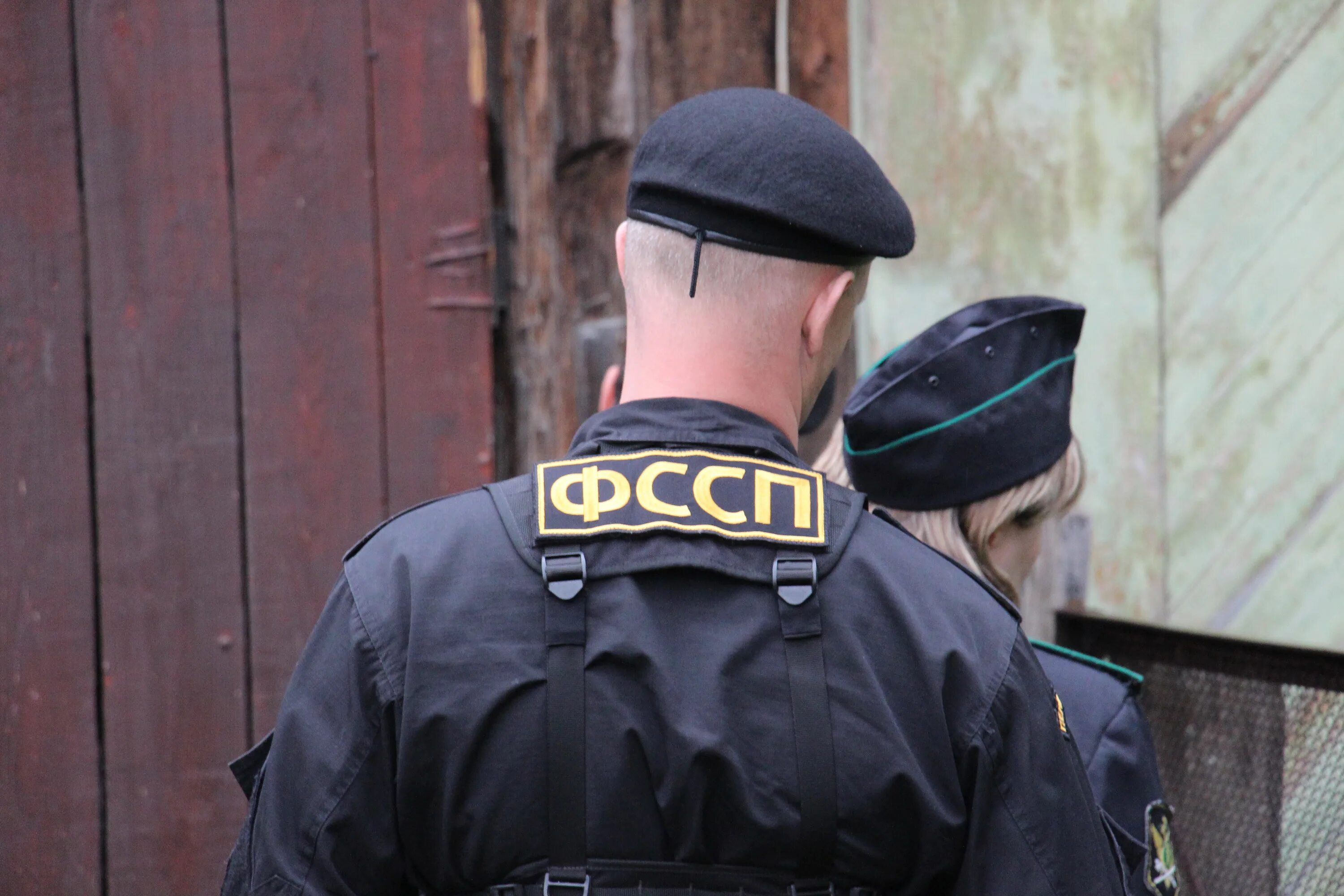 Защита несовершеннолетней матери в суде. Арест квартиры. Судебные приставы эжва. Коллекторов оштрафовали. Судебные приставы забирают детей.