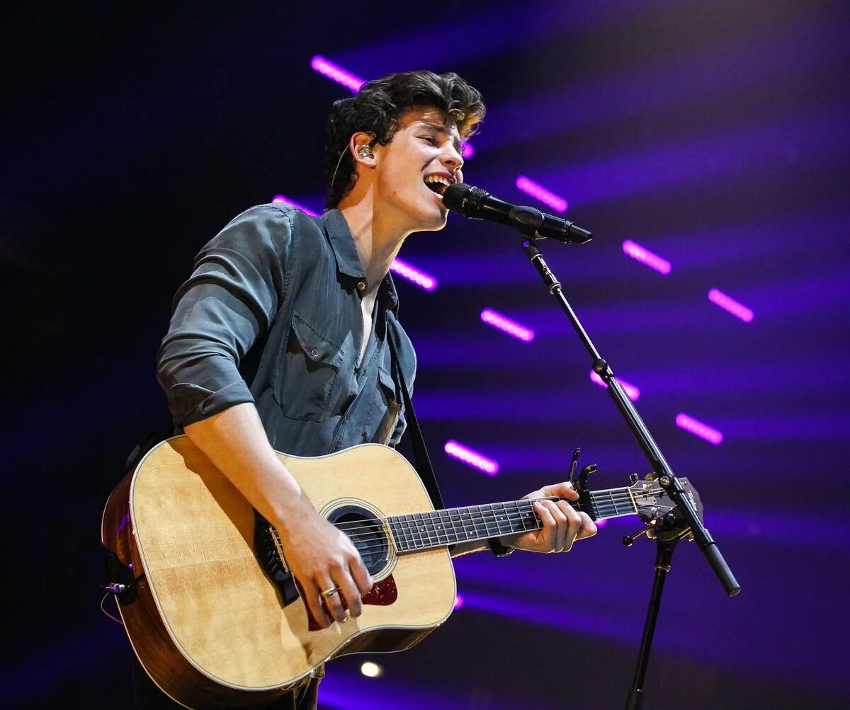 Шон мендес слушать. Shawn mendes. шон мендес с гитарой. shawn mendes concert. концерт шона мендеса.