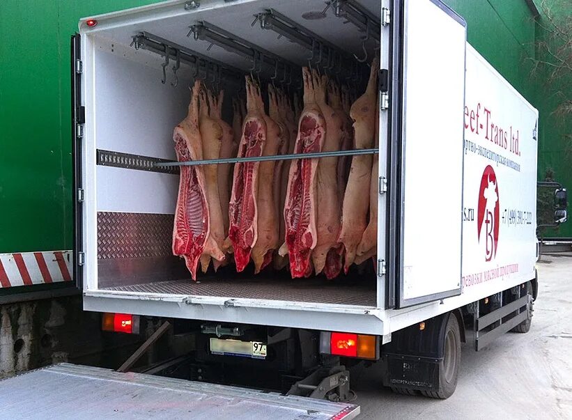 Перевозка продуктов. Транспортировка мясных продуктов. Транспортирование мясных продуктов. 3д реклама на автомобиле. Перевозка мясных продуктов.