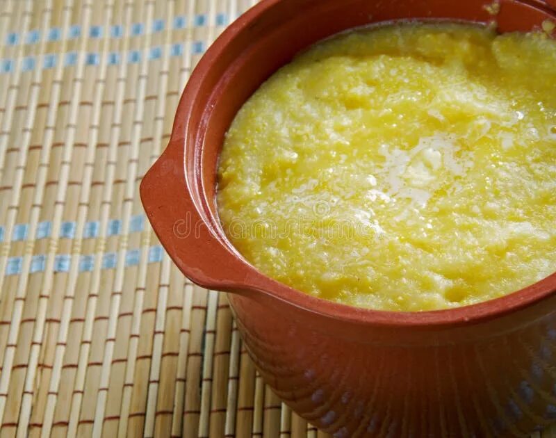 Кукурузная крупа готовая. Густая кукурузная каша. Мамалыга калорийность. Кукурузная каша в африке. Густая кукурузная каша.