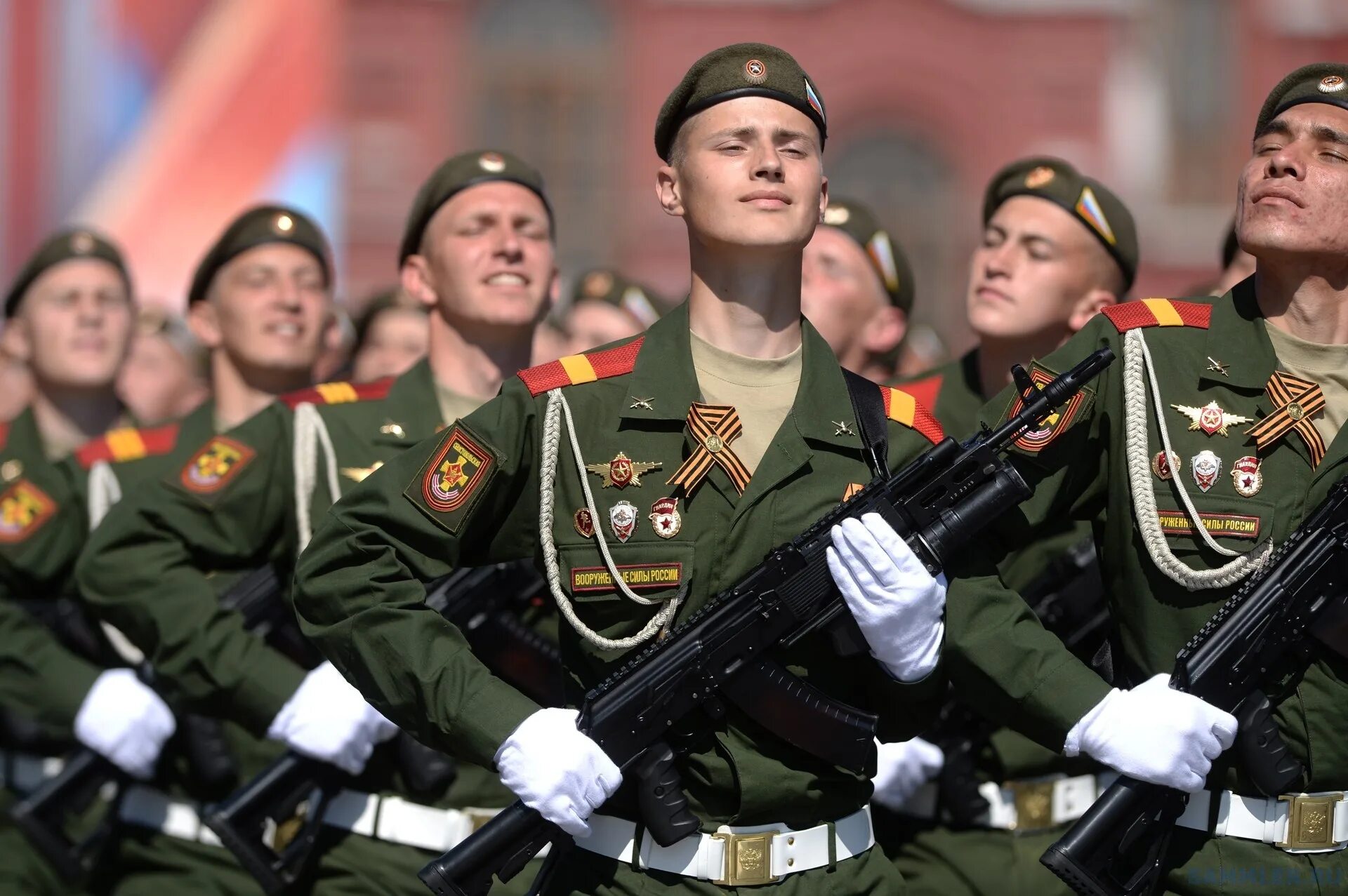 Российский солдат защитник родины. Солдаты на параде. Современная армия. Российская армия. Солдат Российской армии.