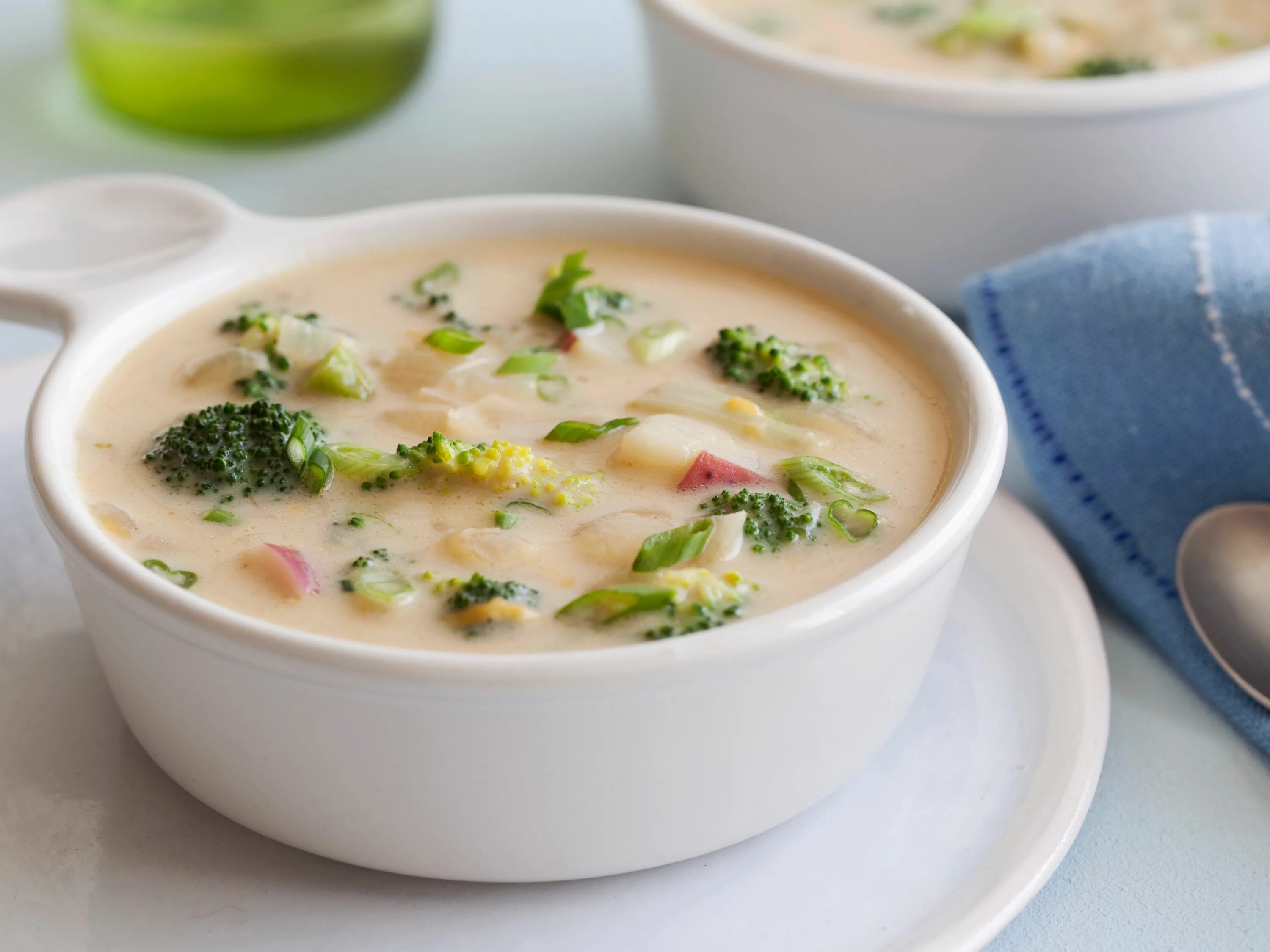 Сырный суп с шампиньонами и брокколи. Сырный суп с беконом и брокколи. Суп с шампиньонами и брокколи. Сырный суп с брокколи и грибами. Суп с брокколи и сливками