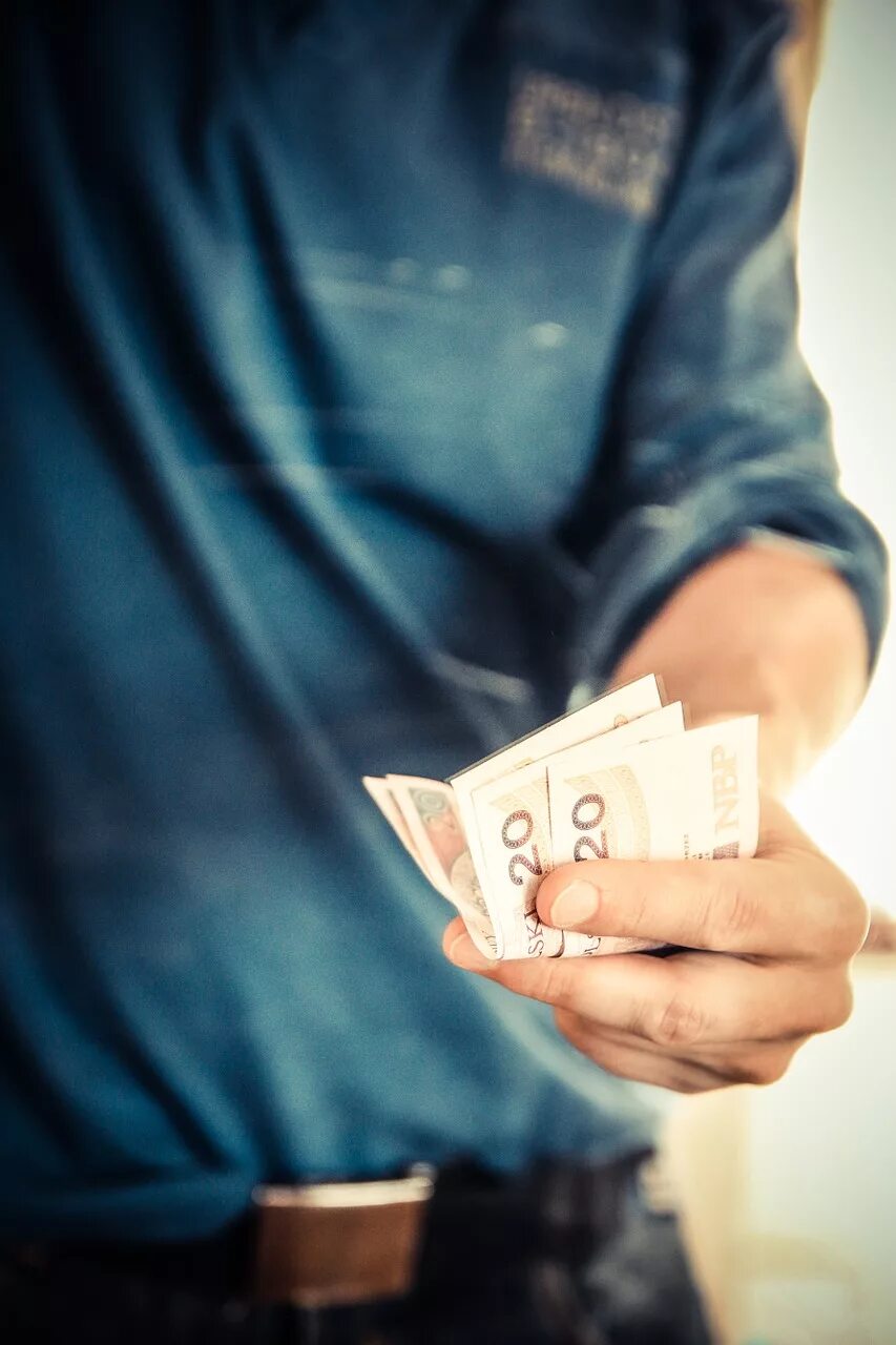 Does money buy happiness?. Картинки заработок в интернете. Счастье в деньгах. Парень с деньгами. Кошелек с деньгами.