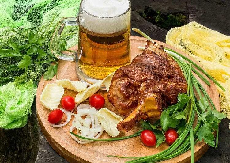 Рулька на стол с пивом. Рулька чехия вепрево колено. Рульки пивоварня. Hofbrauhaus рулька. Немецкая рулька с пивом.
