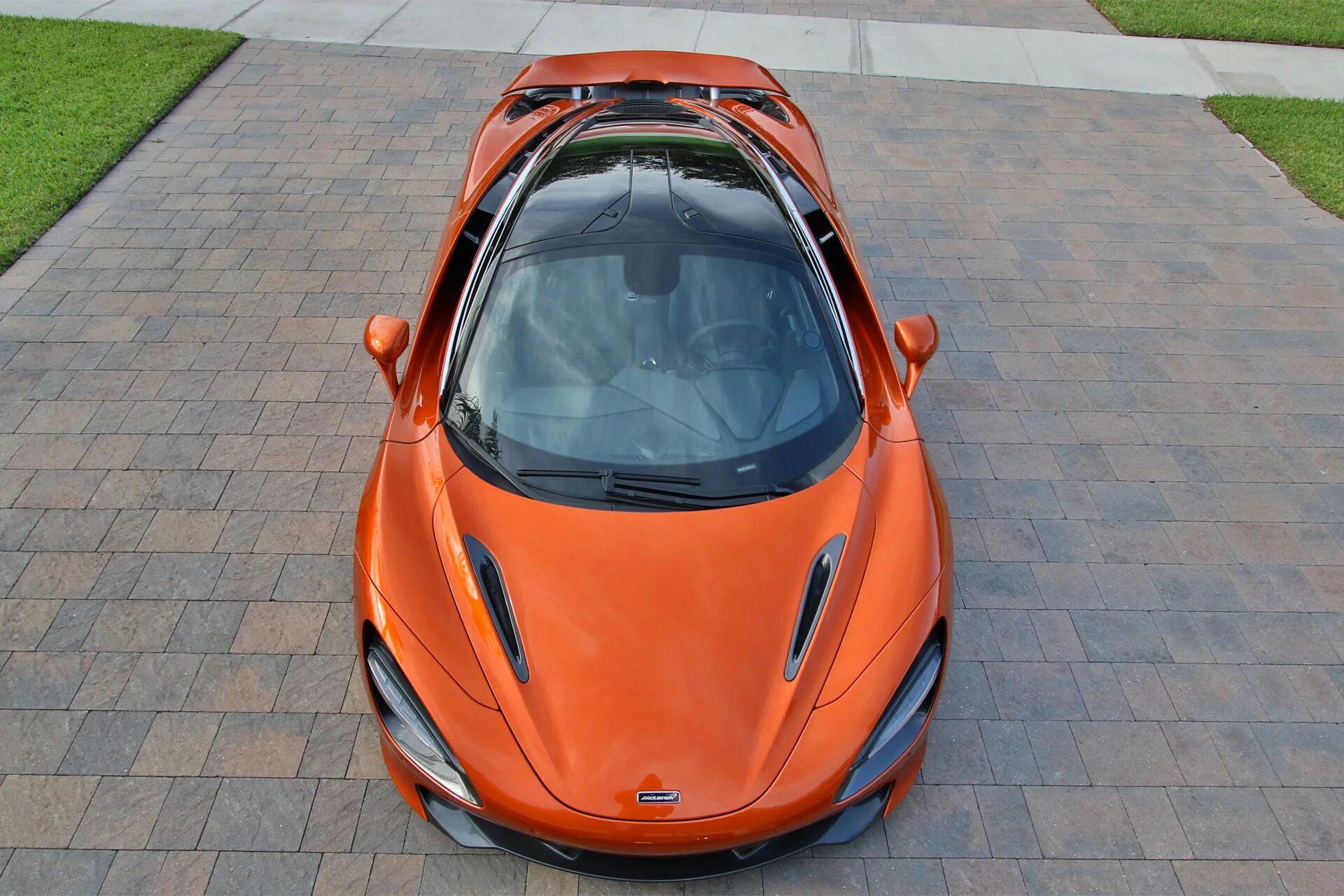 Сидит посередине. MCLAREN 720s Orange. Макларен 720лт. Макларен 720s зад. Макларен 720s 2018.