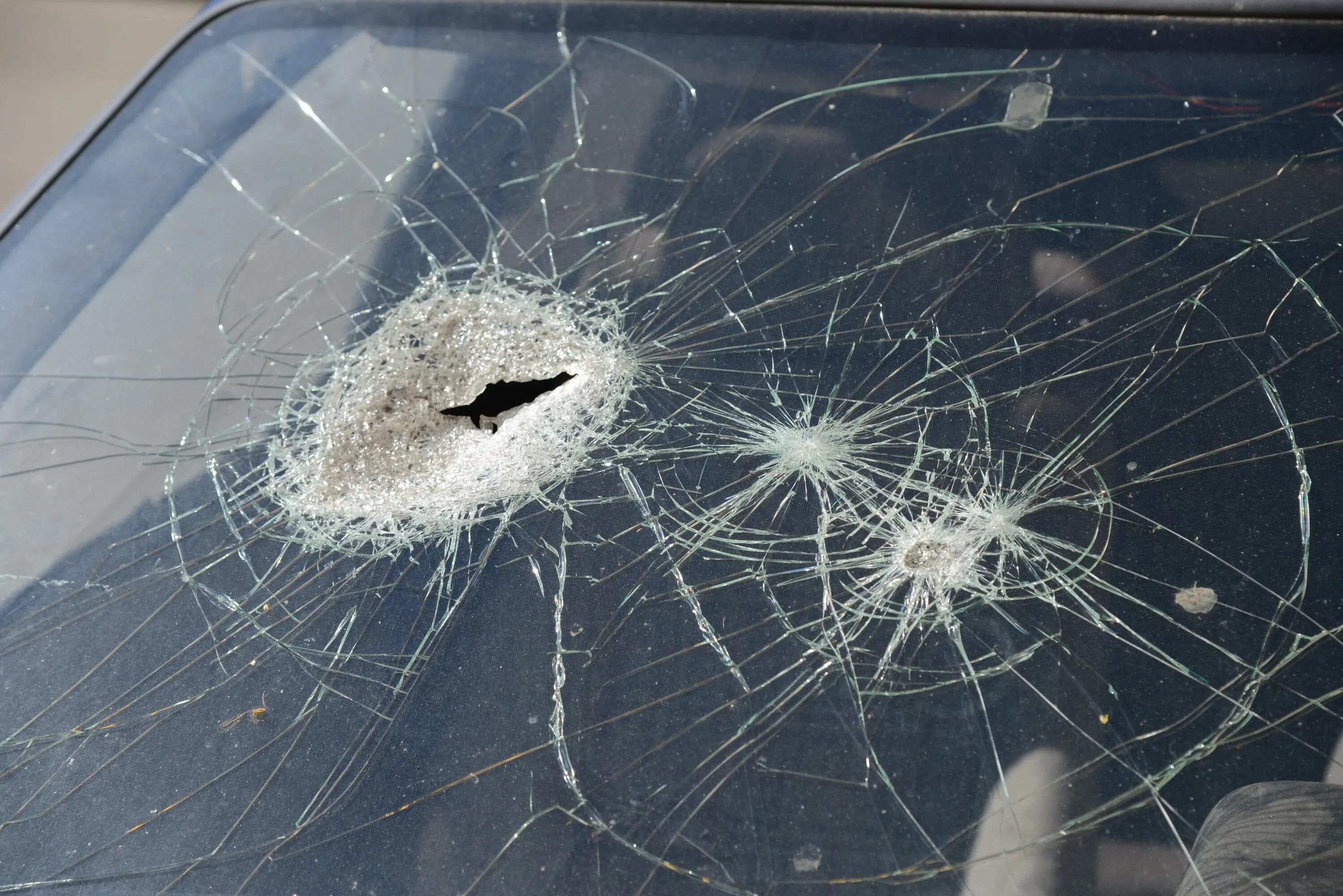 Задать разбитый. Разбитое лобовое стекло ВАЗ 2114. Разбитое в лобовое ВАЗ 2114. Разбитое лобовое ВАЗ 2109. Разбитое лобовое стекло ЗИЛ 131.