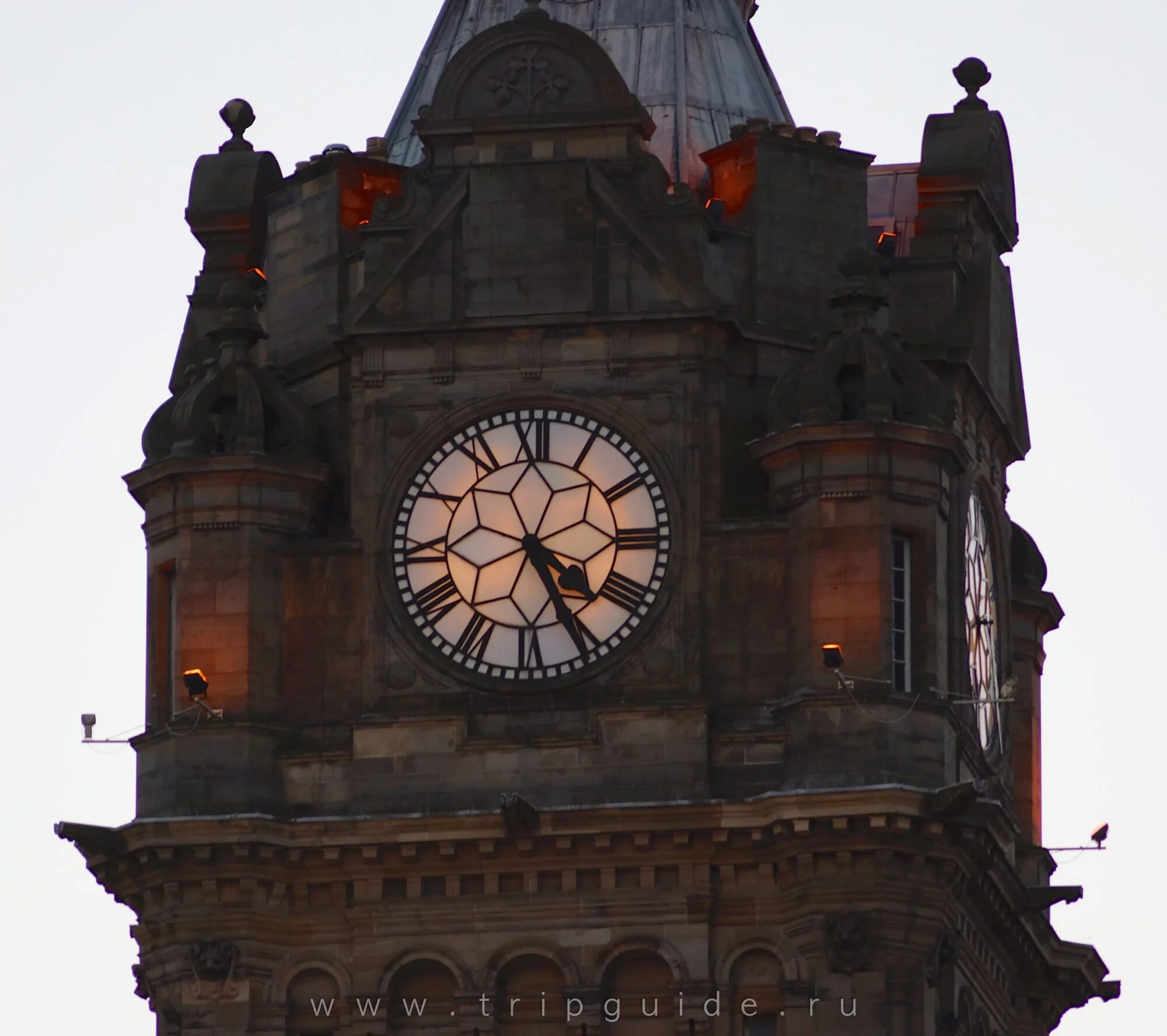 Часовая башня Шотландии. Часовая башня в Эдинбурге. Эдинбург куранты. Часовая башня «трон-театра» в Глазго. Высотные часы