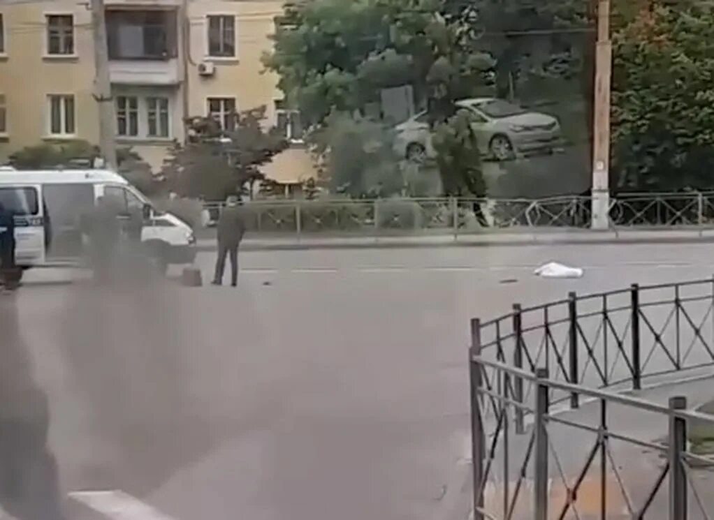 водитель автобуса. женщина водитель автобуса. автобус едет. автобус омск 2022. проблемы с автобусами на улице стойкости.