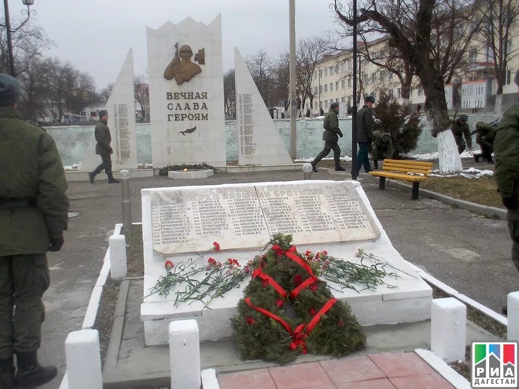 Памятник Уллубию Буйнакскому. Памятник Уллубию Буйнакскому в Буйнакске. Буйнакск площадь. 136 Мотострелковая бригада Буйнакск.